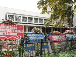 Belasan Karangan Bunga Dukungan untuk GAR Terpajang di Gedung MWA ITB