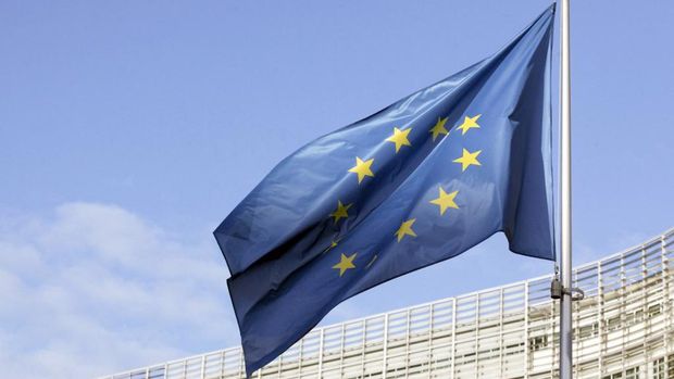 In this picture taken on December 25, 2020 a flag of the European Union can be seen fluttering outside the European commission headquarters in Brussels. (Photo by Franois WALSCHAERTS / AFP)