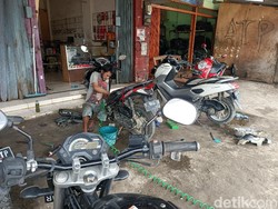 Banjir Karawang, Tukang Bengkel Motor Ini Raup Cuan Banyak