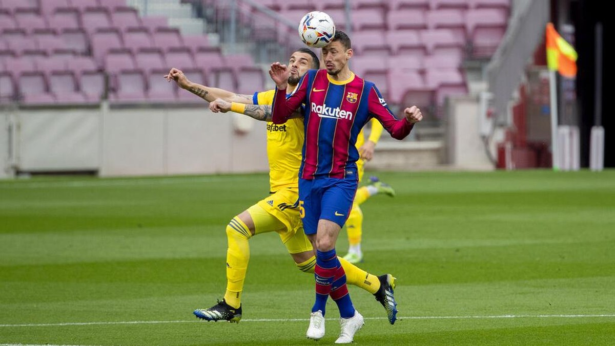 Clement Lenglet jadi sasaran kritik usai Barcelona diimbangi Cadiz di lanjutan Liga Spanyol akhir pekan kemarin (Foto: AP/Joan Monfort)