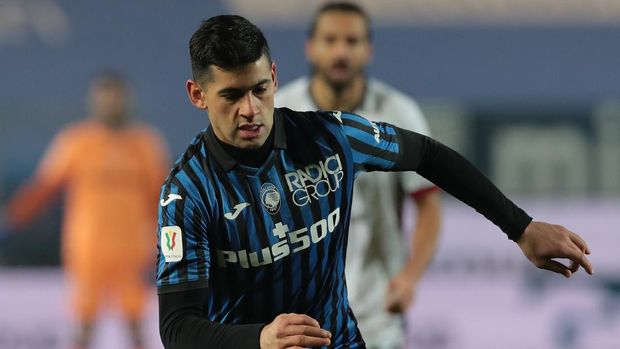 BERGAMO, ITALY - JANUARY 14:  Cristian Romero of Atalanta BC in action during the Coppa Italia match between Atalanta BC and Cagliari Calcio at Gewiss Stadium on January 14, 2021 in Bergamo, Italy. Sporting stadiums around Italy remain under strict restrictions due to the Coronavirus Pandemic as Government social distancing laws prohibit fans inside venues resulting in games being played behind closed doors. (Photo by Emilio Andreoli/Getty Images)