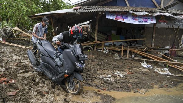 Tanggul Citarum Jebol Rusak Ratusan Rumah Warga