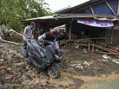 Tanggul Citarum Jebol Rusak Ratusan Rumah Warga