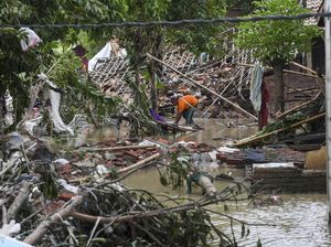 Melihat Kerusakan Akibat Jebolnya Tanggul Sungai Citarum