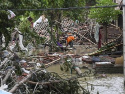 Melihat Kerusakan Akibat Jebolnya Tanggul Sungai Citarum