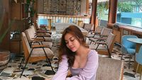 Jadian dengan Jordi Onsu, Ini Gaya Frislly Herlind saat Nongkrong di Kafe