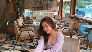 Jadian dengan Jordi Onsu, Ini Gaya Frislly Herlind saat Nongkrong di Kafe