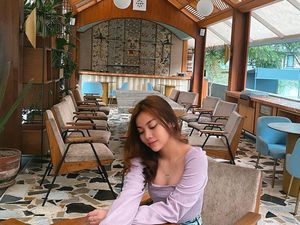 Jadian dengan Jordi Onsu, Ini Gaya Frislly Herlind saat Nongkrong di Kafe