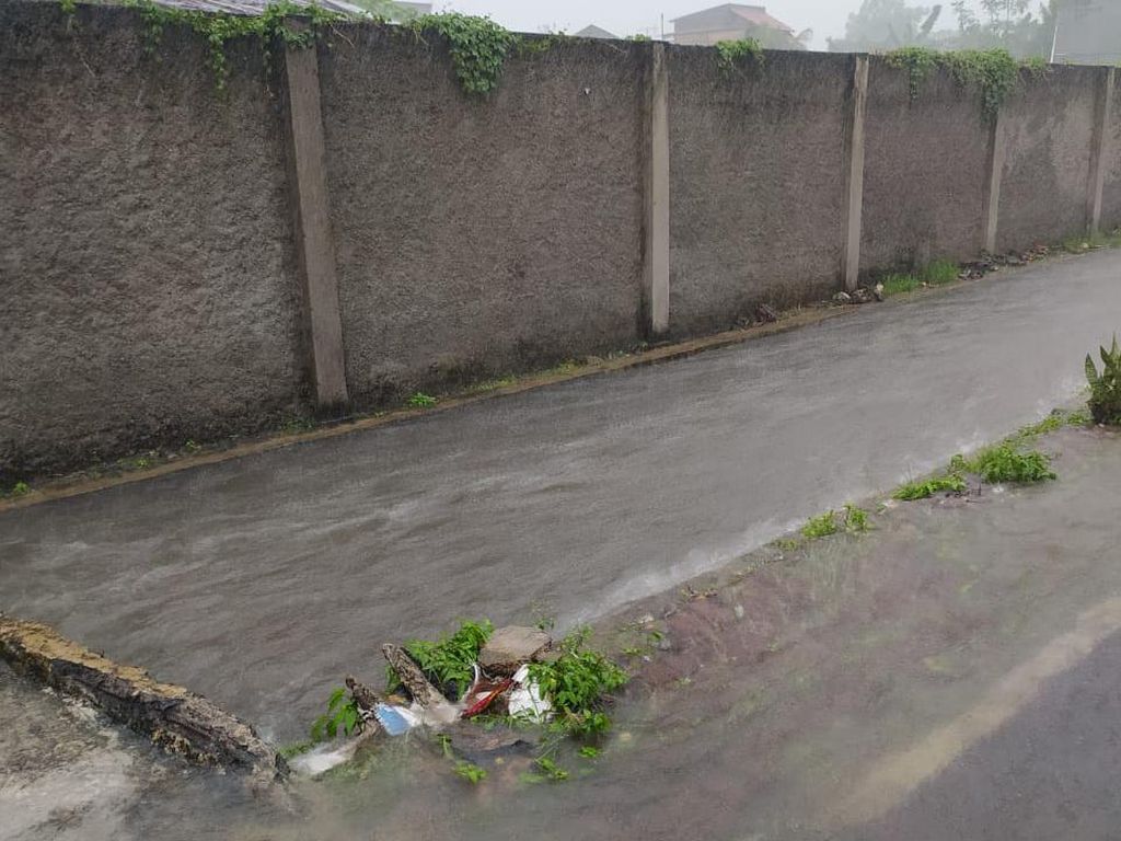 Jakarta Timur Diguyur Hujan Deras, Genangan Mulai Muncul Jakarta Timur Diguyur Hujan Deras, Genangan Mulai Muncul