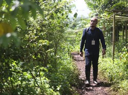 Layani Nasabah, Mantri Bank di Bandung Tembus Gunung-Naik Rakit