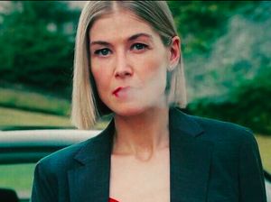 I Care A Lot: Kisah Amoral yang Seru!