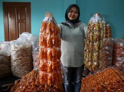 Sasar Ibu-ibu, Pengusaha Kerupuk Raup Omzet Puluhan Juta Per Bulan