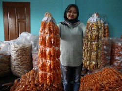 Sasar Ibu-ibu, Pengusaha Kerupuk Raup Omzet Puluhan Juta Per Bulan