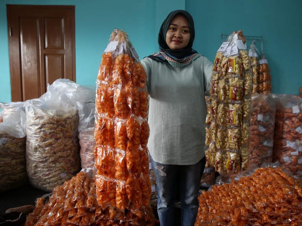 Sasar Ibu-ibu, Pengusaha Kerupuk Raup Omzet Puluhan Juta Per Bulan Sasar Ibu-ibu, Pengusaha Kerupuk Raup Omzet Puluhan Juta Per Bulan