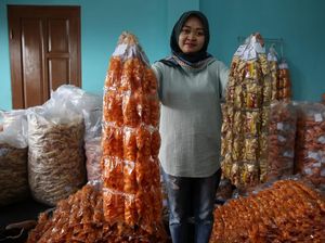Sasar Ibu-ibu, Pengusaha Kerupuk Raup Omzet Puluhan Juta Per Bulan Sasar Ibu-ibu, Pengusaha Kerupuk Raup Omzet Puluhan Juta Per Bulan