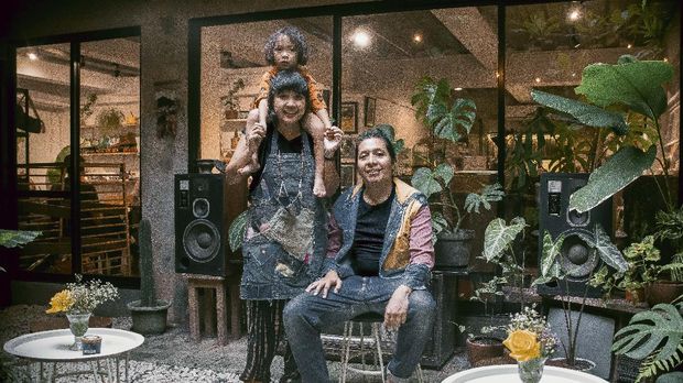 Intan Anggita Pratiwie bersama keluarga kecilnya, Aria Anggadwipa dan sang anak akan berangkat ke Paris untuk tampil di Fashion Division.