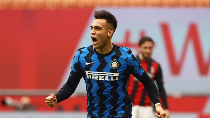 MILAN, ITALY - FEBRUARY 21: Lautaro Martinez of Internazionale celebrates after scoring their sides first goal during the Serie A match between AC Milan and FC Internazionale at Stadio Giuseppe Meazza on February 21, 2021 in Milan, Italy. Sporting stadiums around Italy remain under strict restrictions due to the Coronavirus Pandemic as Government social distancing laws prohibit fans inside venues resulting in games being played behind closed doors. (Photo by Marco Luzzani/Getty Images)