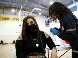 Separuh Populasi Israel Sudah Divaksin, Warga Bisa Kunjungi Tempat Umum