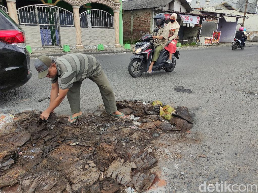 Jalan Berlubang di Sidoarjo Ditambal Pakai Sabut Kelapa Agar Tak Makan Korban Jalan Berlubang di Sidoarjo Ditambal Pakai Sabut Kelapa Agar Tak Makan Korban