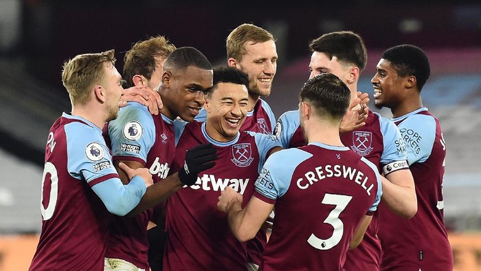 LONDON, ENGLAND - FEBRUARY 15: Issa Diop of West Ham celebrates with teammates (L-R) Jarrod Bowen, Jesse Lingard, Tomas Soucek, Aaron Cresswell, Declan Rice and Ben Johnson after scoring their teams second goal during the Premier League match between West Ham United and Sheffield United at London Stadium on February 15, 2021 in London, England. Sporting stadiums around the UK remain under strict restrictions due to the Coronavirus Pandemic as Government social distancing laws prohibit fans inside venues resulting in games being played behind closed doors. (Photo by Glyn Kirk - Pool/Getty Images)