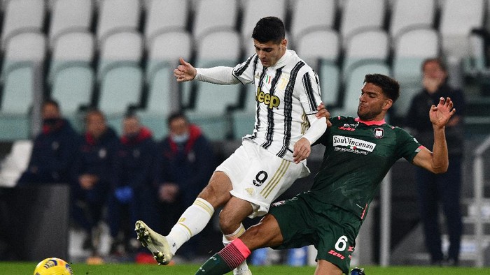 TURIN, ITALY - FEBRUARY 22: Alvaro Morata of Juventus is challenged by Lisandro Magallan of FC Crotone during the Serie A match between Juventus and FC Crotone at Allianz Stadium on February 22, 2021 in Turin, Italy. Sporting stadiums around Italy remain under strict restrictions due to the Coronavirus Pandemic as Government social distancing laws prohibit fans inside venues resulting in games being played behind closed doors. (Photo by Chris Ricco/Getty Images)