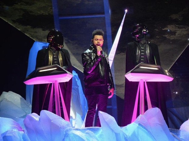 kolaborasi Daft Punk dengan The Weeknd (sumber : pinterest.es/popsugar) kolaborasi Daft Punk dengan The Weeknd (sumber : pinterest.es/popsugar)