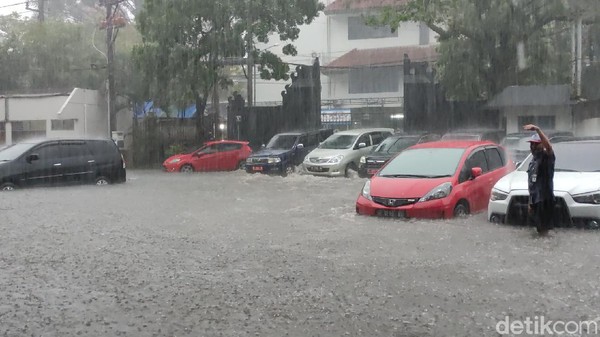 Kompleks kantor Gubernur Jawa Tengah (Jateng) di Kota Semarang kebanjiran, Selasa (23/2/2021) sore.