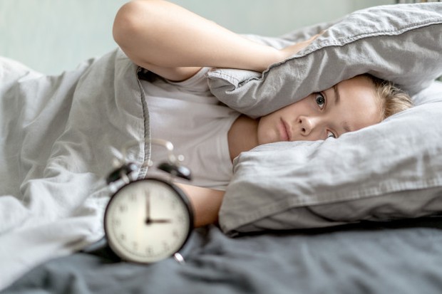 Tidur dengan meletakkan bantal di samping wajah ternyata dapat menyebabkan keriput dan mempercepat penuaan.