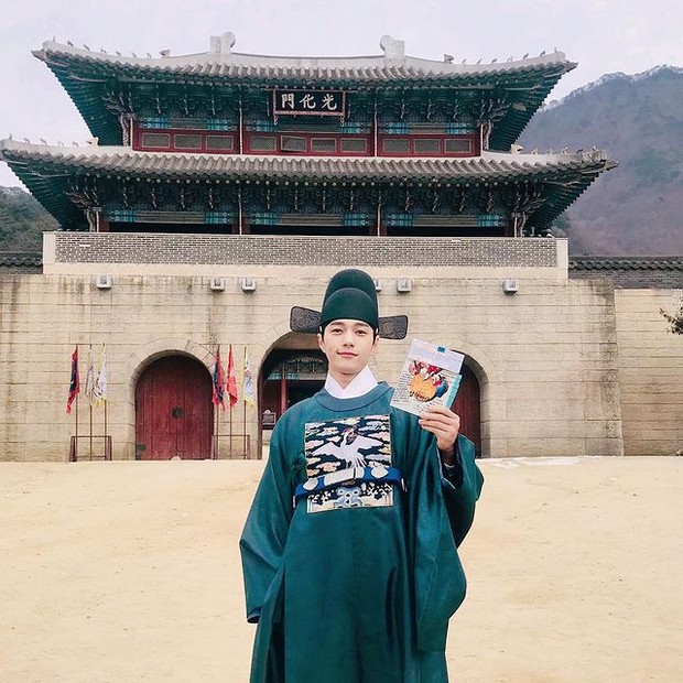 L INFINITE saat menjalani syuting drama Royal Secret Agent (instagram.com/kim_msl)