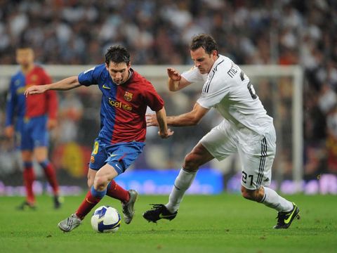 MADRID, SPAIN - MAY 02: Lionel Messi of Barcelona (L) beats Cristoph Metzelder of Real Madrid during the La Liga match between Real Madrid and Barcelona at the Santiago Bernabeu stadium on May 2, 2009 in Madrid, Spain. Barcelona won the match 6-2.  (Photo by Denis Doyle/Getty Images)
