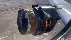 Penampakan Mesin Boeing 777 yang Terbakar di Udara