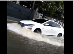 Apakah Mobil Listrik Aman Terobos Banjir dan Bagaimana Perawatannya?