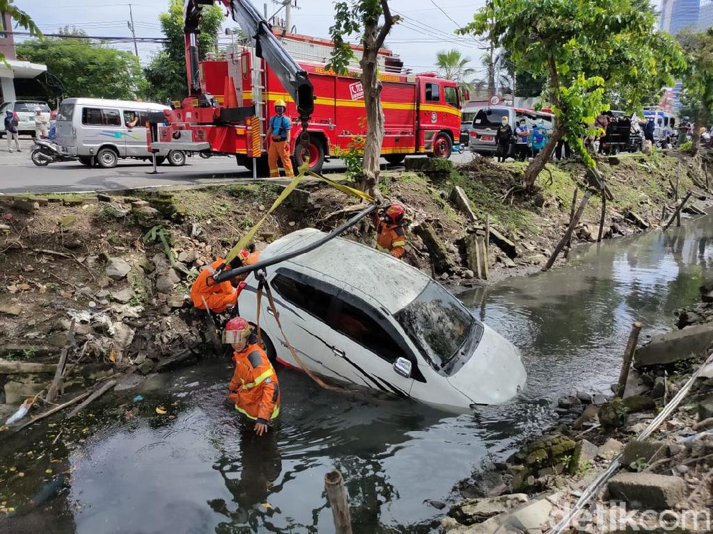 Mobil Tercebur Sungai di Surabaya Gegara Dering Ponsel