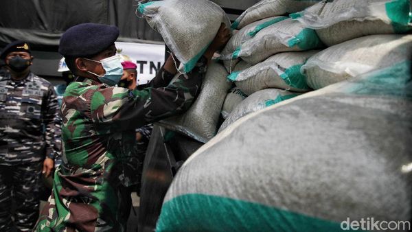 Momen TNI AL Salurkan Bantuan Korban Banjir Bekasi-Karawang