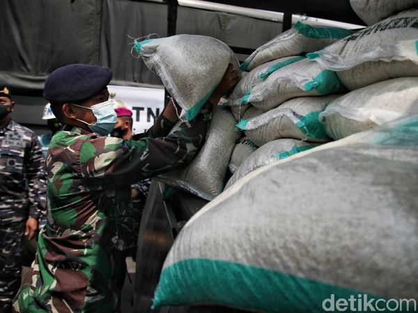 Momen TNI AL Salurkan Bantuan Korban Banjir Bekasi-Karawang