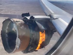 Ngeri! Begini Penampakan Terbakarnya Mesin Pesawat Boeing 777 Ngeri! Begini Penampakan Terbakarnya Mesin Pesawat Boeing 777