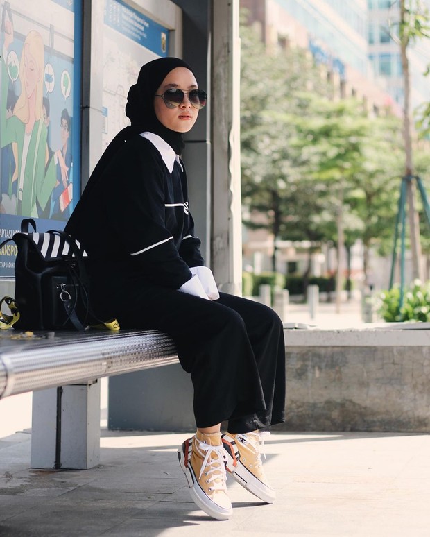Nissa Sabyan memesona dengan monokrom style/instagram.com/nissa_sabyan