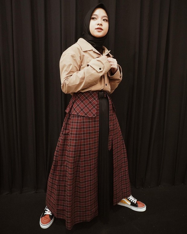 Nissa Sabyan dengan style tumpuk pada rok nya/instagram.com/nissa_sabyan