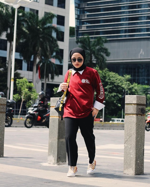 Nissa Sabyan tampil dengan street style/instagram.com/nissa_sabyan