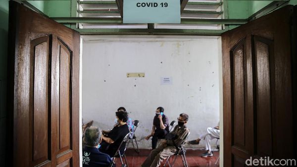 Lihat, Oma Opa Mulai Divaksin COVID-19