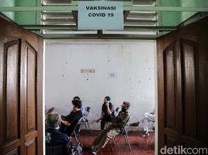 Lihat, Oma Opa Mulai Divaksin COVID-19