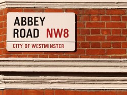 Plang Jalan Abbey Road Tempat Ikonik The Beatles Terjual Ratusan Juta