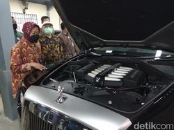 Bantu Korban Bencana, Mensos Risma Lelang Mobil Rolls-Royce Program Undian