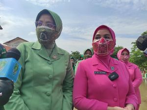 Istri Polisi-TNI Salurkan Bantuan ke Korban Jebolnya Tanggul Citarum Istri Polisi-TNI Salurkan Bantuan ke Korban Jebolnya Tanggul Citarum