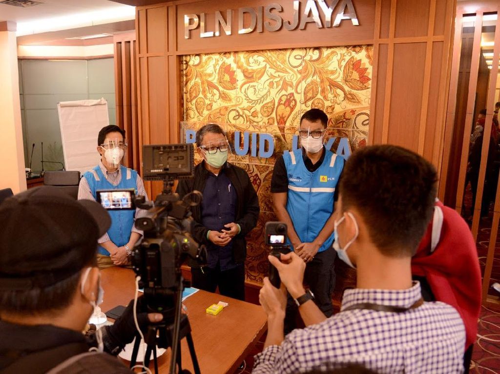 Menteri ESDM Apresiasi Etos Kerja PLN Pantau Listrik saat Banjir Menteri ESDM Apresiasi Etos Kerja PLN Pantau Listrik saat Banjir