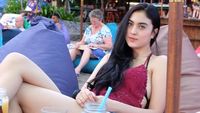Potret Kulineran Marcella Daryanani di Kafe hingga Pinggir Pantai