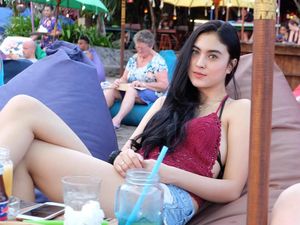 Potret Kulineran Marcella Daryanani di Kafe hingga Pinggir Pantai Potret Kulineran Marcella Daryanani di Kafe hingga Pinggir Pantai