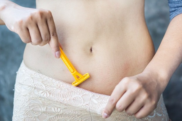 Selain itu, kecenderungan untuk mencukur rambut kemaluan juga meningkat saat memasuki musim panas di mana banyak orang berbondong-bondong berlibur ke pantai dan menggunakan bikini di sana.