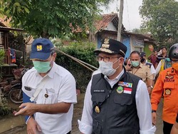 Ridwan Kamil Tinjau Tanggul Jebol Sungai Citarum
