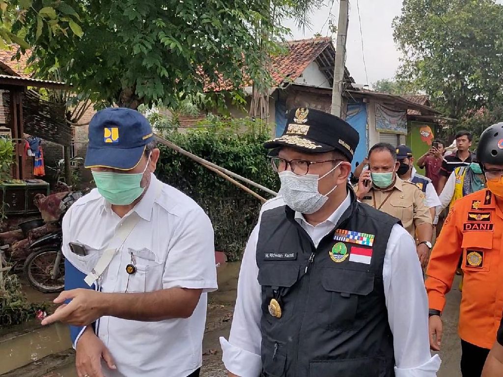 Ridwan Kamil Tinjau Tanggul Jebol Sungai Citarum Ridwan Kamil Tinjau Tanggul Jebol Sungai Citarum